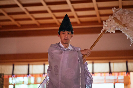お祓いをする神主