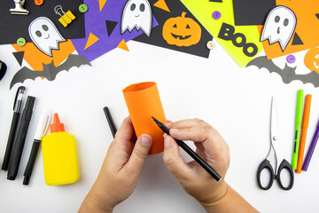 Craft with a child for Halloween from rolls of toilet paper and colored paper pumpkin. Step-by-step instruction. step 5.