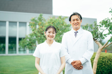 白衣を着た男女
