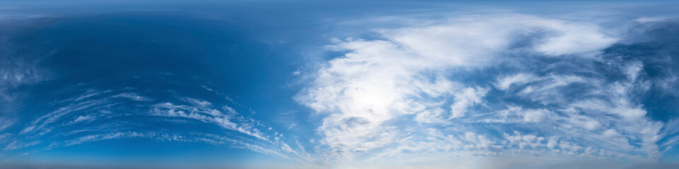  Nahtloses Panorama mit leicht bewölktem Himmel - 360-Grad-Ansicht mit schönen Wolken zur Verwendung in 3D-Grafiken als Himmelskuppel oder zur Nachbearbeitung von Drohnenaufnahmen
