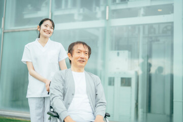 病院の屋上で談笑する看護師と患者
