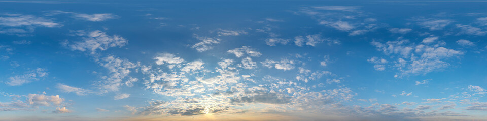 Fototapeta na wymiar Nahtloses Panorama mit blauem Abendhimmel 360-Grad-Ansicht mit schönen Wolken, untergehender Sonne - zur Verwendung in 3D-Grafiken als Himmelskuppel oder zur Nachbearbeitung von Drohnenaufnahmen 