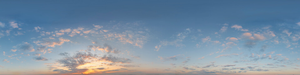 Fototapeta premium Nahtloses Panorama mit blauem Abendhimmel 360-Grad-Ansicht mit schönen Wolken, untergehender Sonne - zur Verwendung in 3D-Grafiken als Himmelskuppel oder zur Nachbearbeitung von Drohnenaufnahmen 