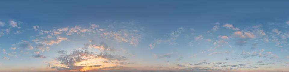 Nahtloses Panorama mit blauem Abendhimmel 360-Grad-Ansicht mit schönen Wolken, untergehender Sonne - zur Verwendung in 3D-Grafiken als Himmelskuppel oder zur Nachbearbeitung von Drohnenaufnahmen  © ARochau