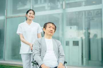 病院の屋上で談笑する看護師と患者
