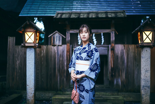 浴衣を着た女性