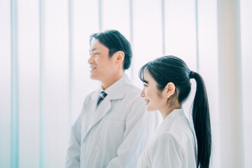 中高年の医療スタッフの横顔（医師・看護師・2人）
