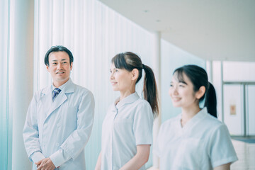 Fototapeta premium 中高年の医療スタッフ（医師・看護師・3人） 