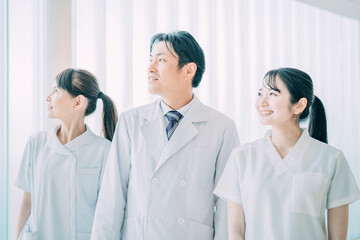 中高年の医療スタッフ（医師・看護師・3人）
