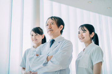Fototapeta premium 中高年の医療スタッフ（医師・看護師・3人） 