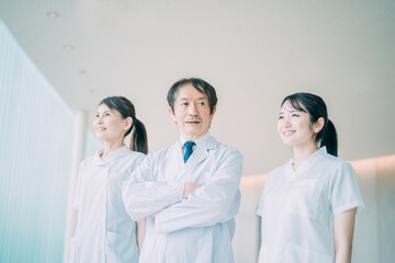 Obraz premium 中高年の医療スタッフ（医師・看護師・3人） 