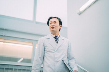 病院で働く中高年のドクター
