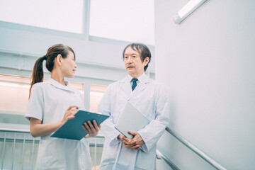 Obraz premium 病院で働く中高年の医者と看護師 