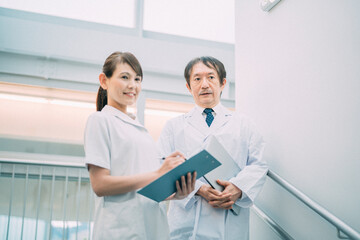 Obraz premium 病院で働く中高年の医者と看護師 