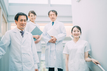 Fototapeta premium 病院で働く医者と看護師（4人） 