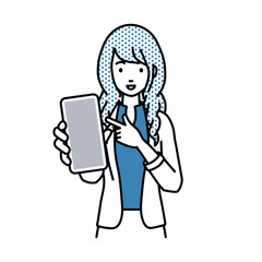 立ってスマートフォンを指差してこちらに向けて見せているジャケットの女性