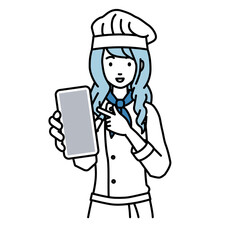 立ってスマートフォンを指差してこちらに向けて見せている調理師の女性