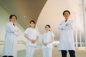 病院で働く医者と看護師（4人）
