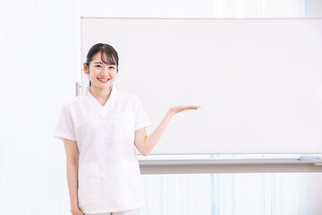 看護師とホワイトボード
