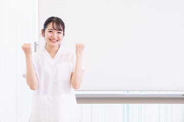 看護師とホワイトボード（ガッツポーズ）
