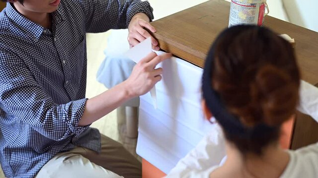 古いタンスをリメークするカップル