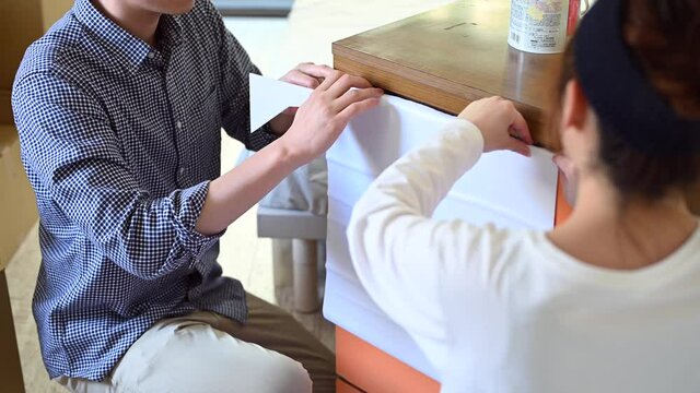 古いタンスをリメークするカップル