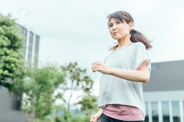 運動をする中高年
