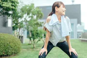 運動をする中高年（笑顔）
