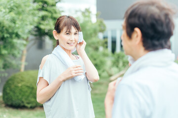 運動をする中高年（休憩・話す）
