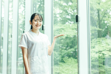 白衣を着た女性
