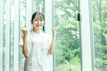 白衣を着た女性（ガッツポーズ）
