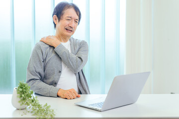 肩こりの中高年男性
