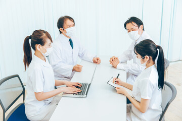Fototapeta premium 医療現場・カンファレンス（マスク姿） 