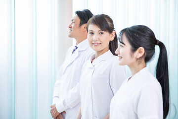 病院にいる医療スタッフ（横顔・3人・中高年ナース）
