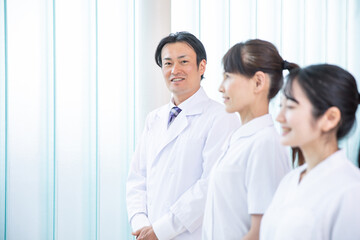 病院にいる医療スタッフ（3人・横顔・医者）
