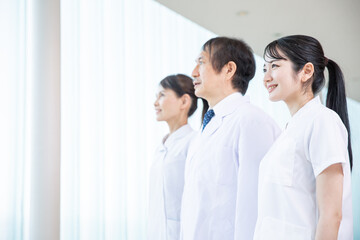 病院にいる医療スタッフ（3人・看護師）
