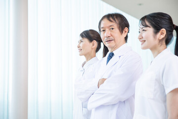 病院にいる医療スタッフ（3人・院長）
