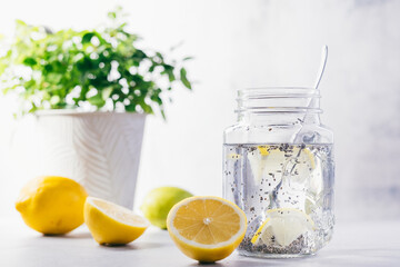 Chia Samen mit Zitronenwasser