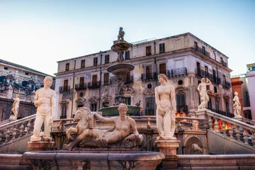 Poster Piazza Pretoria, berühmter Platz mit historischem Brunnen in der Altstadt von Palermo, Sizilien © andiz275