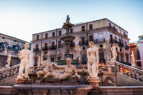Piazza Pretoria, berühmter Platz mit historischem Brunnen in der Altstadt von Palermo, Sizilien