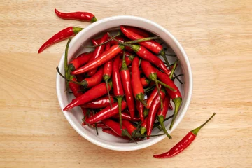 Fond de hotte en verre imprimé Piments forts Red chili pepper in a bowl on a wooden surface