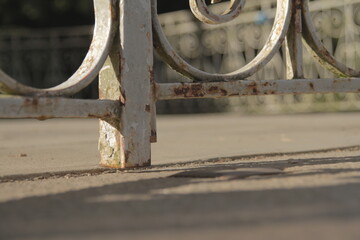 Vieux kiosque rouillé dans un jardin 3