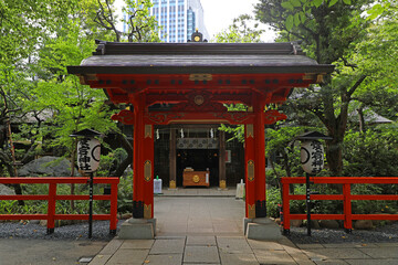 愛宕神社の丹塗りの門と社殿