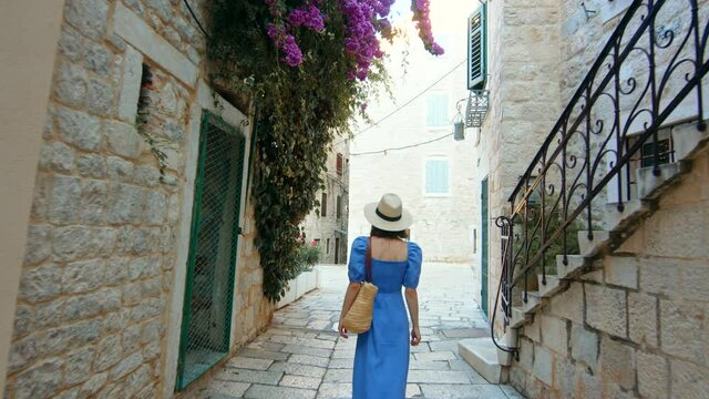 Young girl in a hat in the city on vacation, video 6k