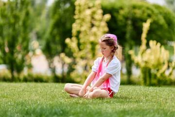 Fototapeta premium child girl with braided hair style with pink kanekalon