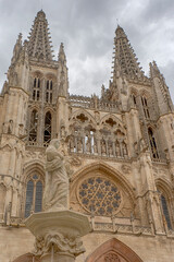 Fototapeta na wymiar fachada de la bonita catedral de Burgos, España
