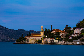 Widok na oświetlony klasztor Świętego Mikołaja na wyspie Korčula - obrazy, fototapety, plakaty