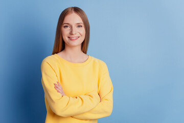 Obraz premium Portrait of smart successful business lady folded hands shiny smile on blue background