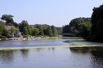 Obraz premium A beautiful view of the lake in the country park.