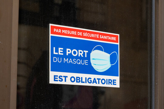 port du masque obligatoire text french sign on windows store restaurant entrance against covid 19 coronavirus